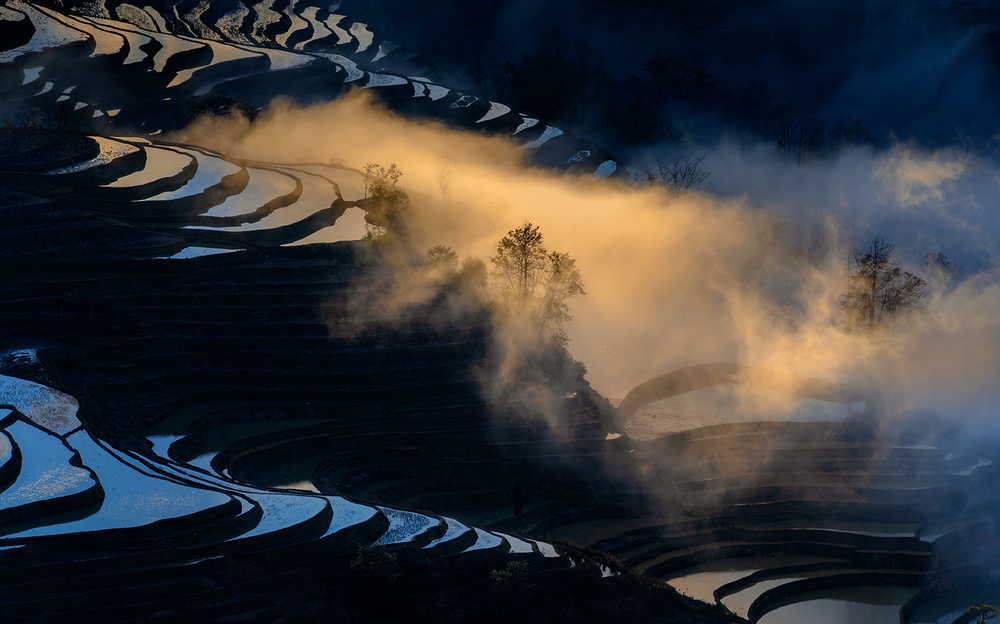 Sunset in Yuanyang rice terraces von Hua Zhu