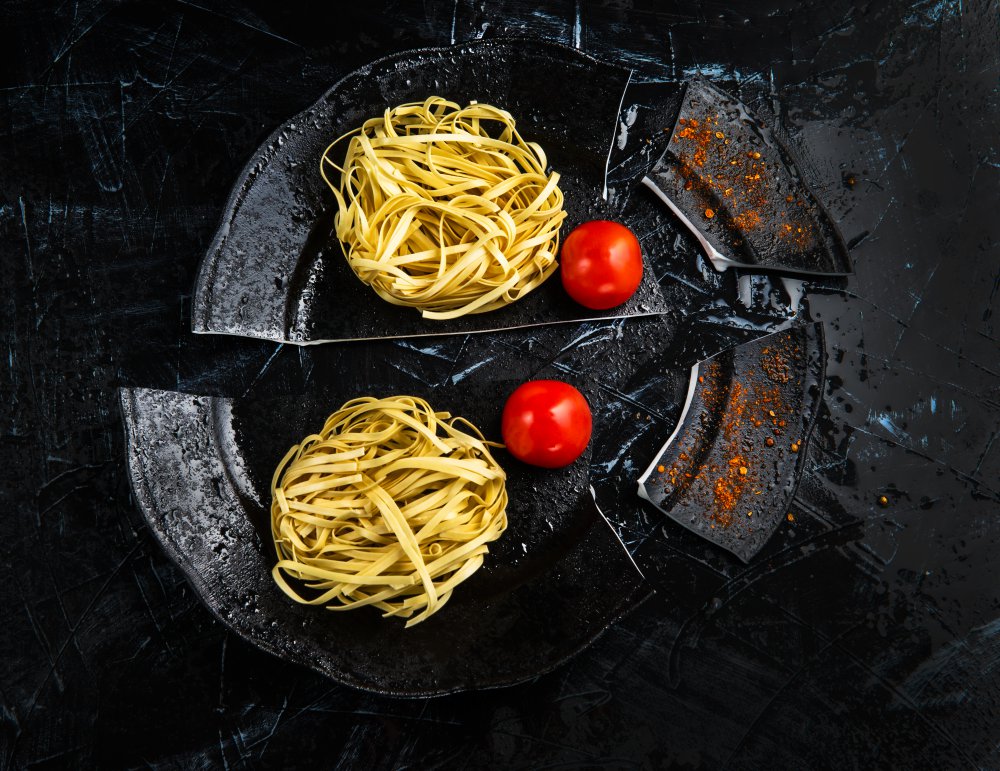 Italian pasta on a broken plate von Igor Khobotov