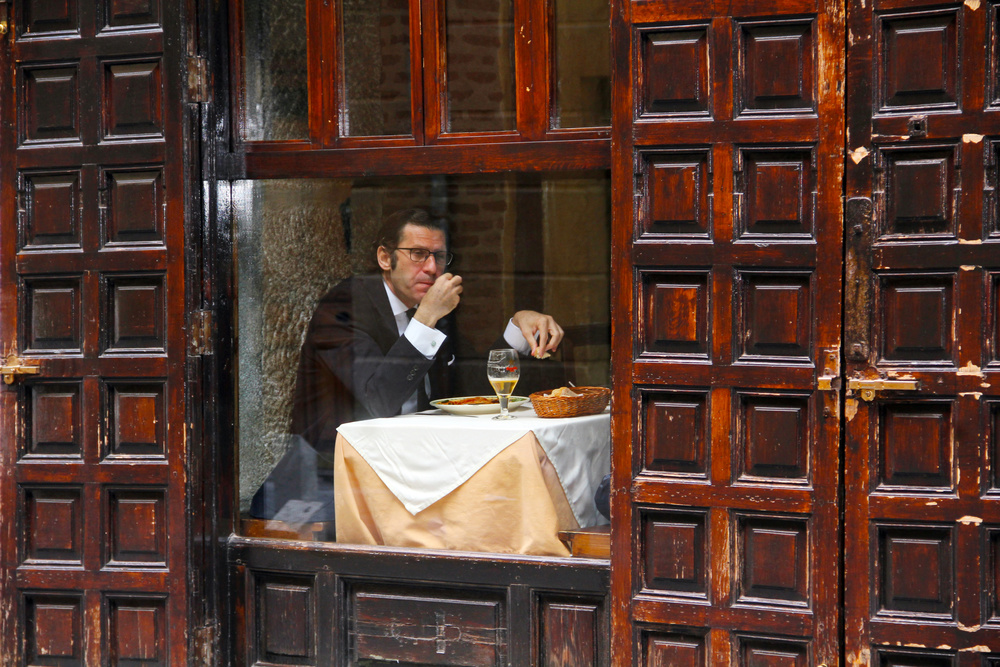 Lonely Man Dinner in Madrids Latin Quarter von Igor Shrayer