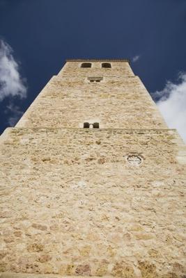 belmonte church tower front von Iñigo Quintanilla