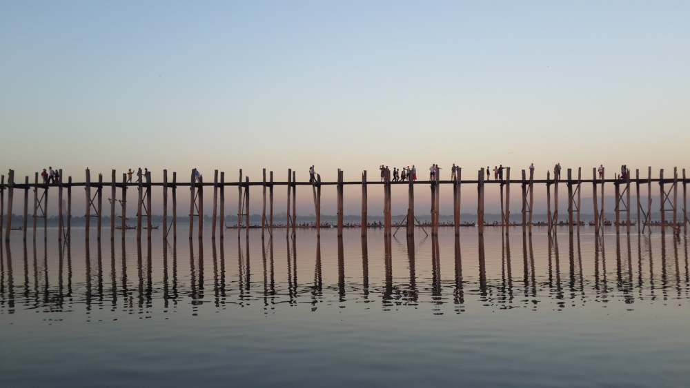 The wooden bridge in Mandalay, Burma von Ilana Lam