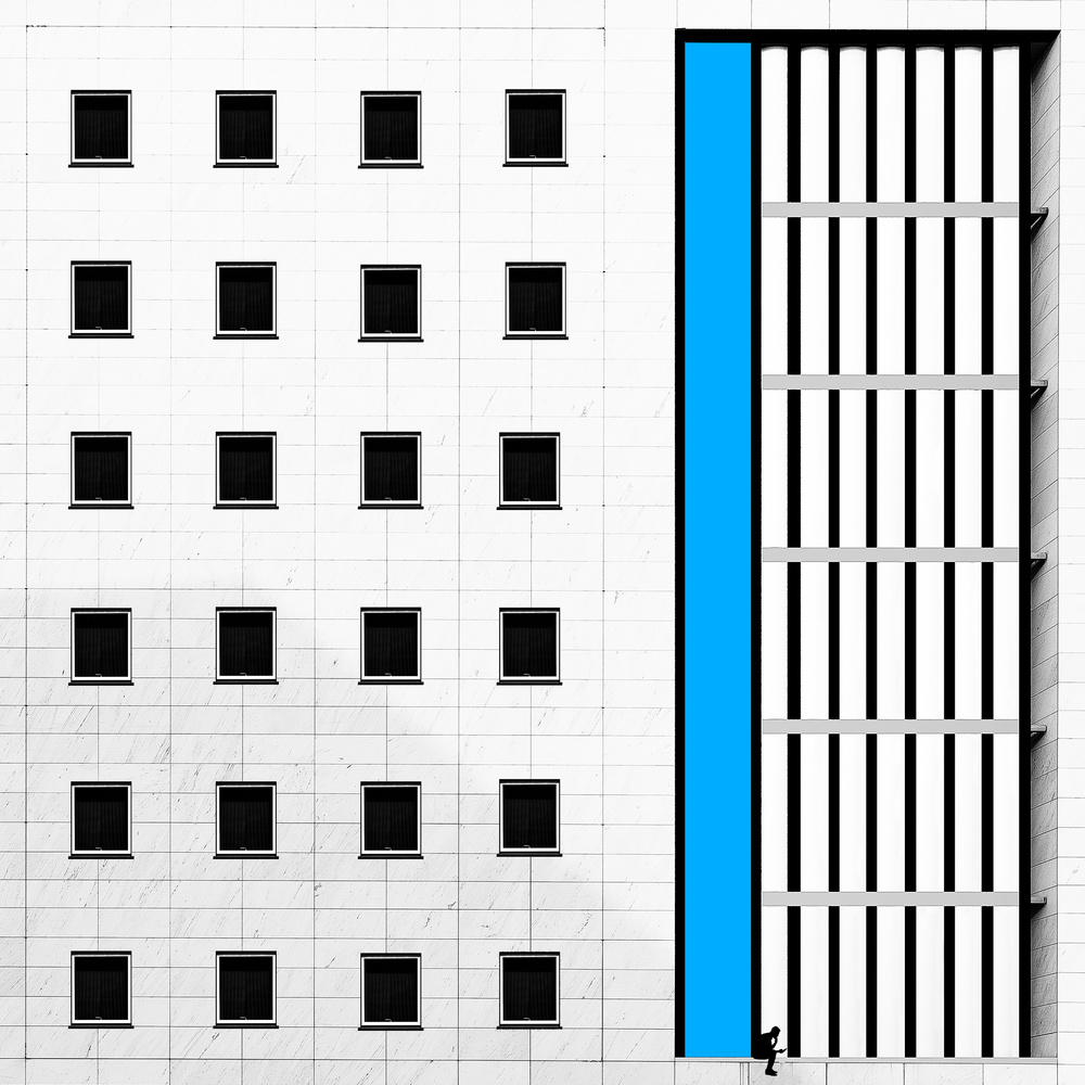 Windows and a smoking man von Inge Schuster