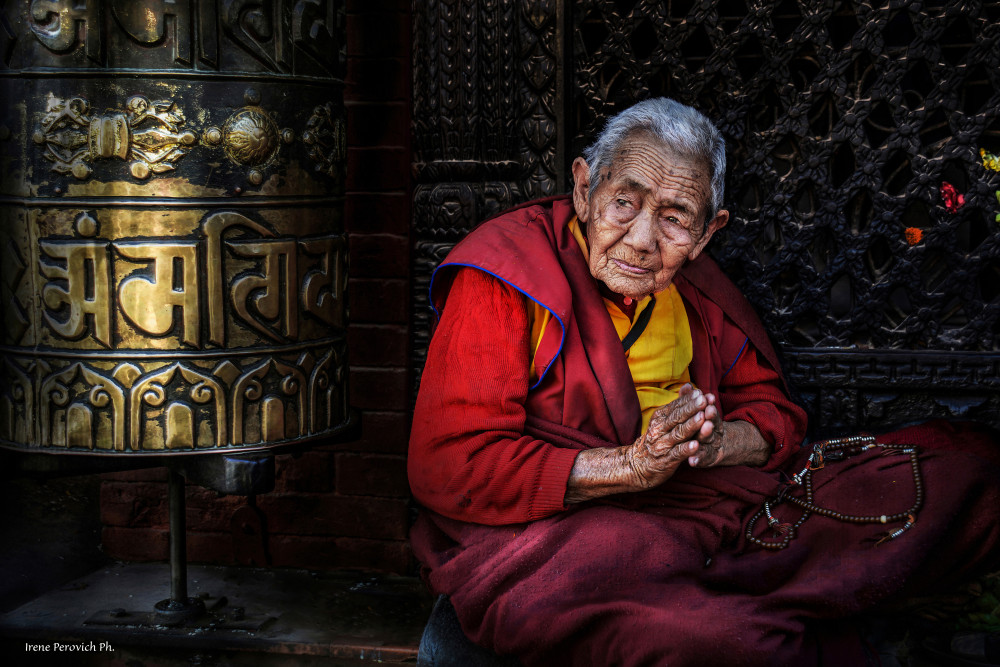 Old Nepalese nun von Irene Perovich