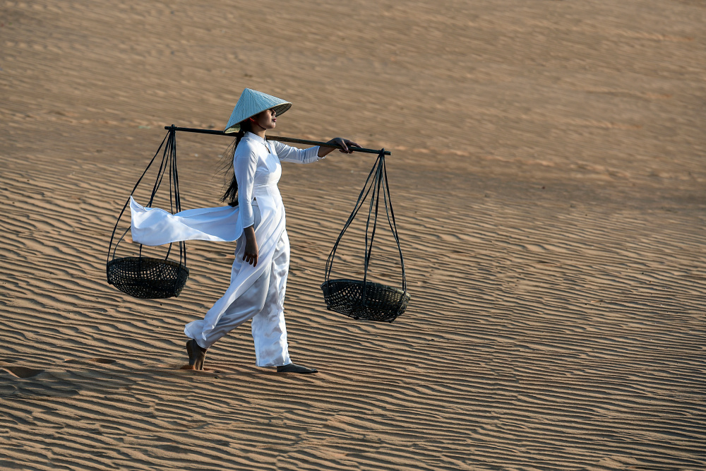 Walking on the dunes von Irene Perovich