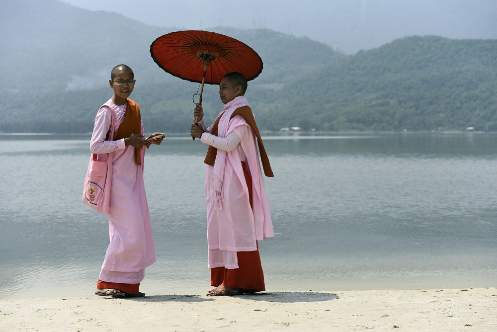 Burmese nuns on vacation von Irene Perovich