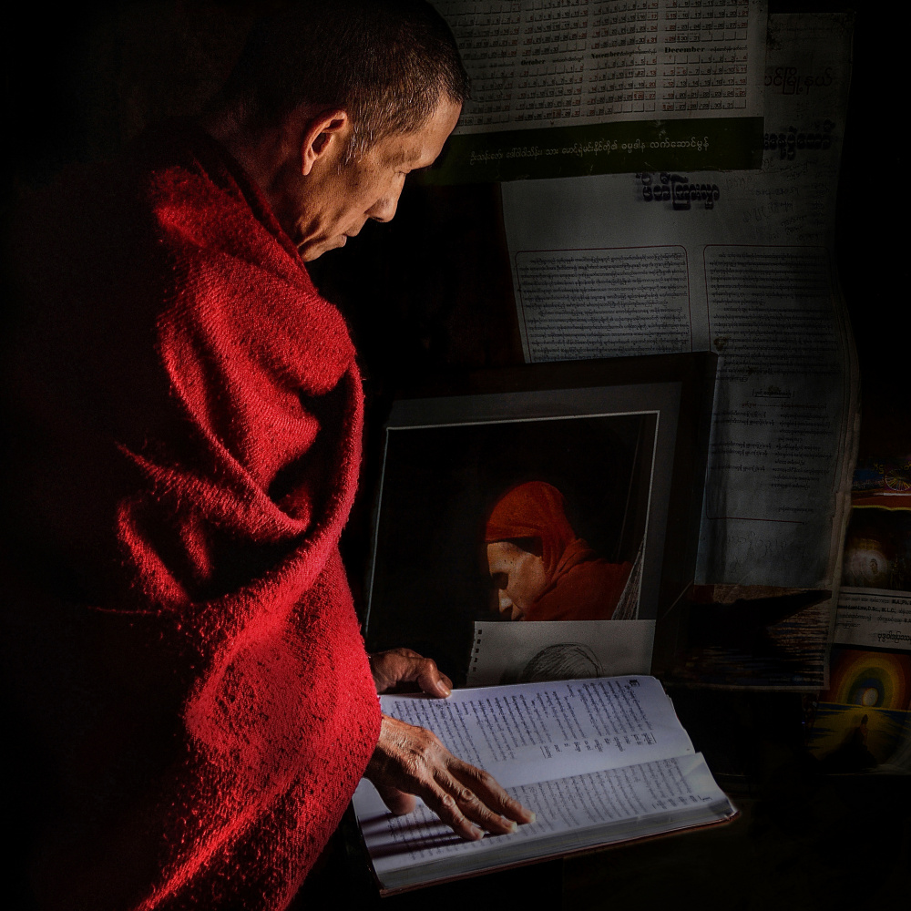 Burmese monk in preyer von Irene Perovich