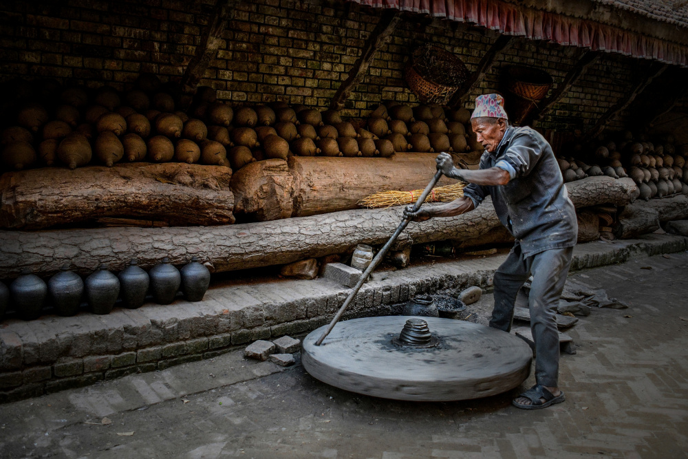 Nepali potter von Irene Perovich