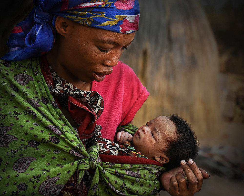 San tribe newborn baby von Irene Perovich