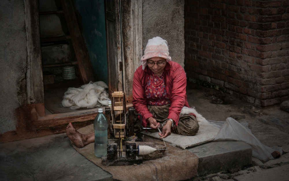 Wool weaving in joy von Irene Perovich