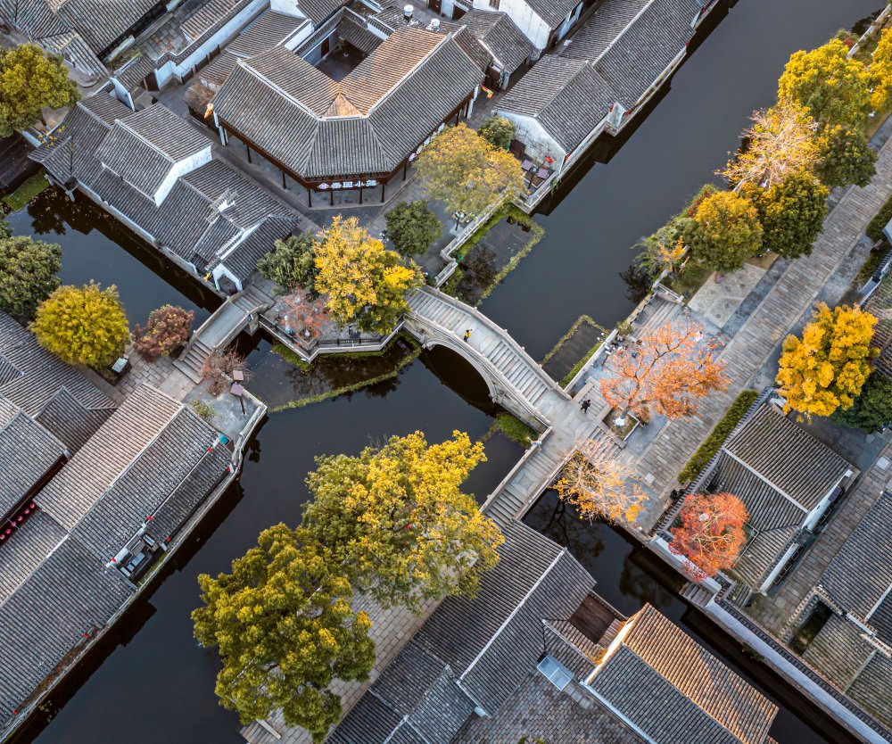 The Autumn of An Ancient Town von Irene Wu