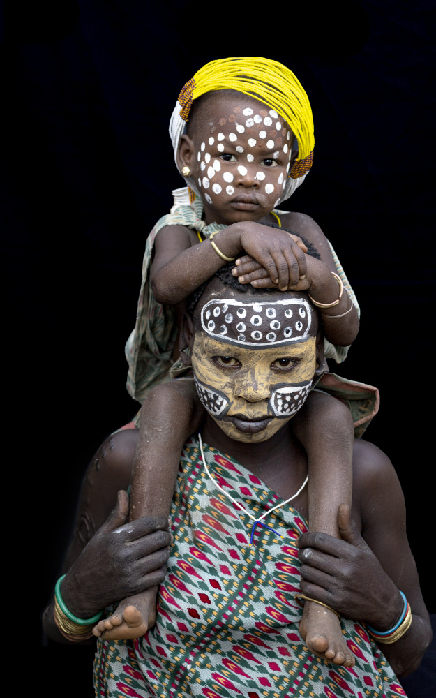 Mother and child of the Suri tribe von Iris Wiener