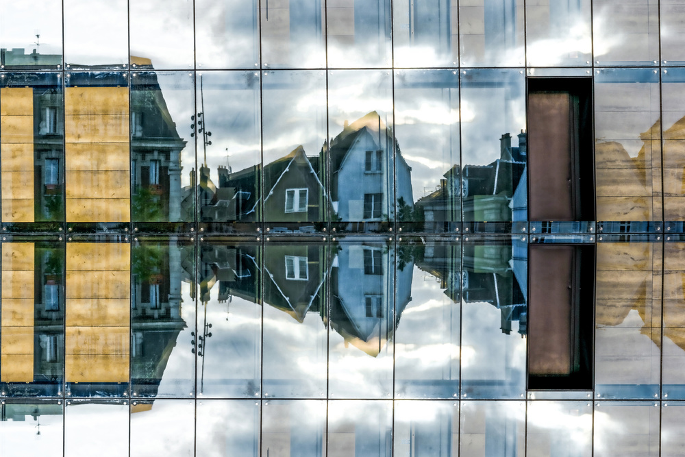 Reflection on modern building von Isabelle DUPONT