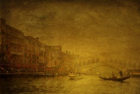 Rialto bridge in the mist