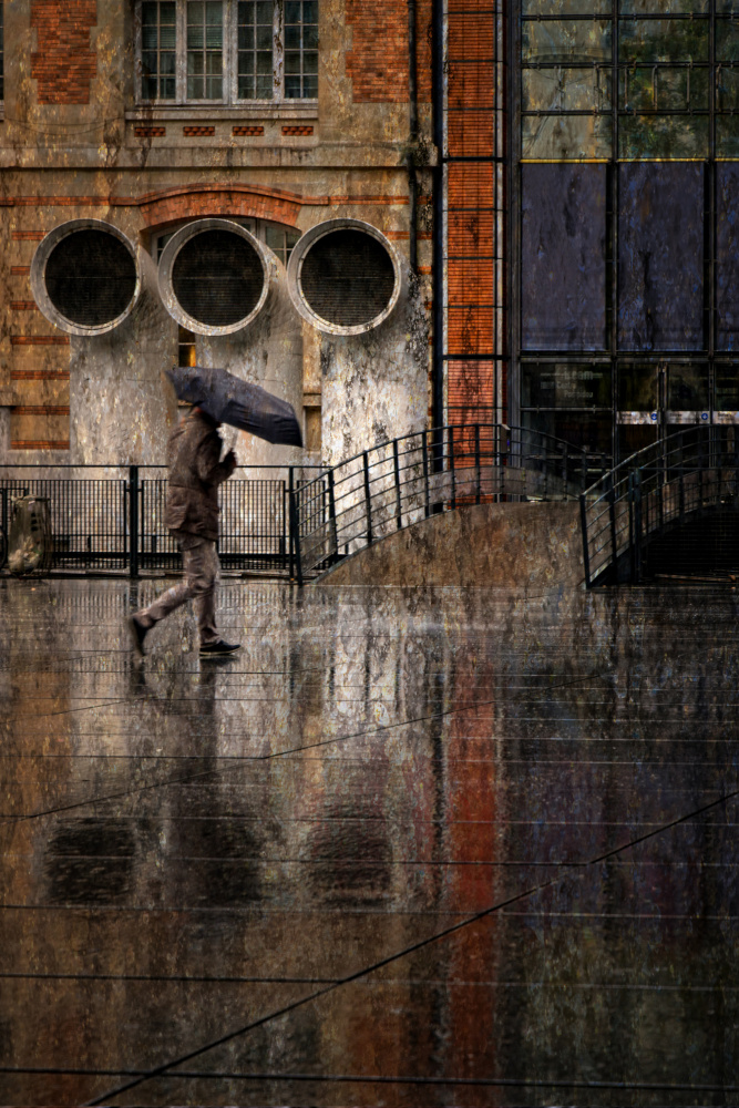 Under the rain at Beaubourg von Isabelle DUPONT