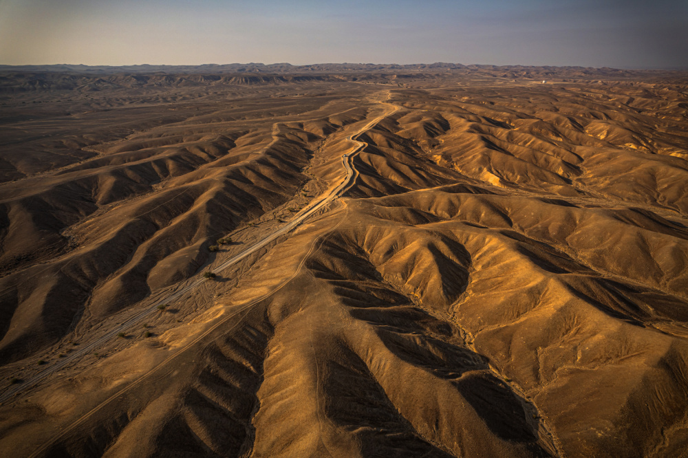 at desert between the mountains von Isam Telhami