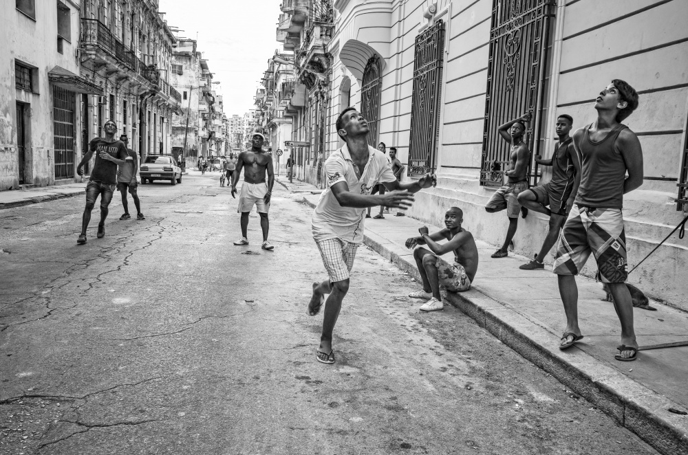 Street Games in Havana von Itzik Einhorn