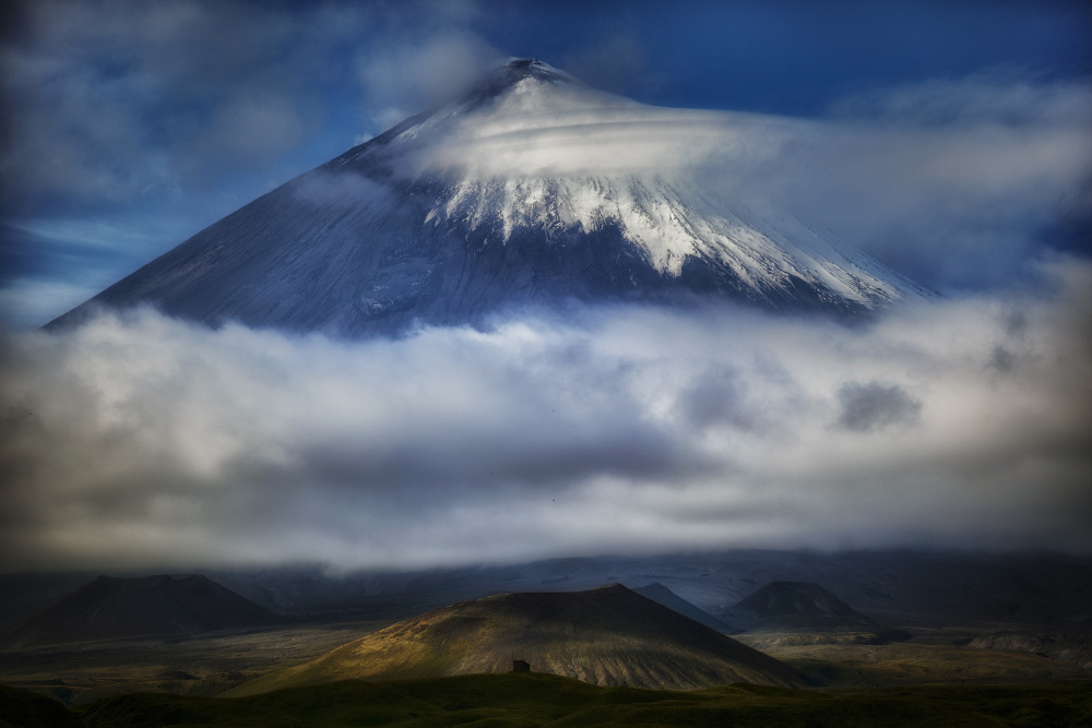 Kluchevskoy volcano in cloud coat von Ivan A. Godovikov