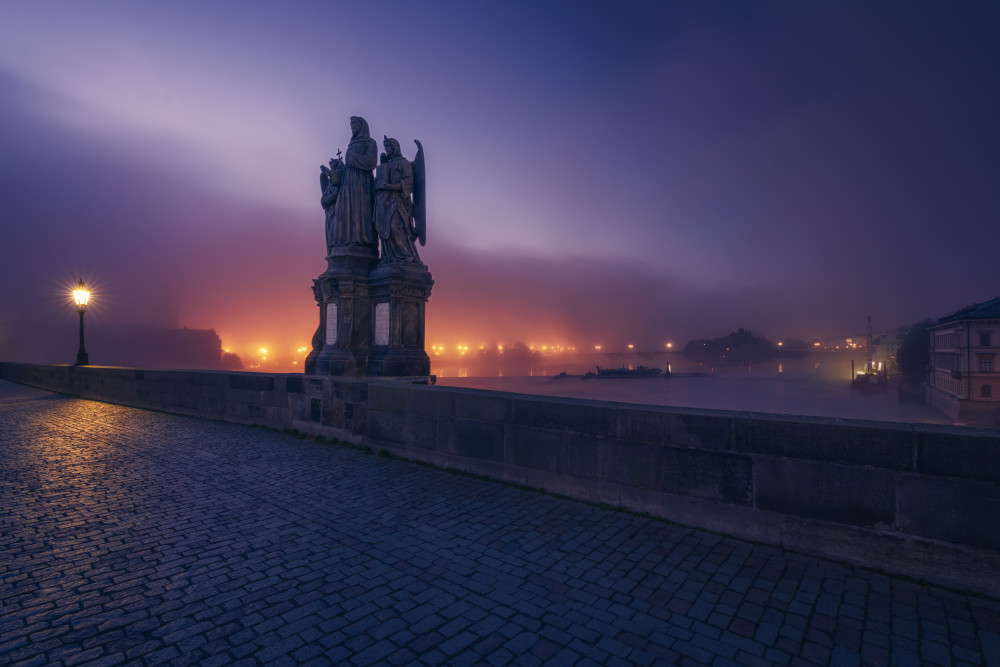 Misty morning on the Charles Bridge von Ivo Mateju