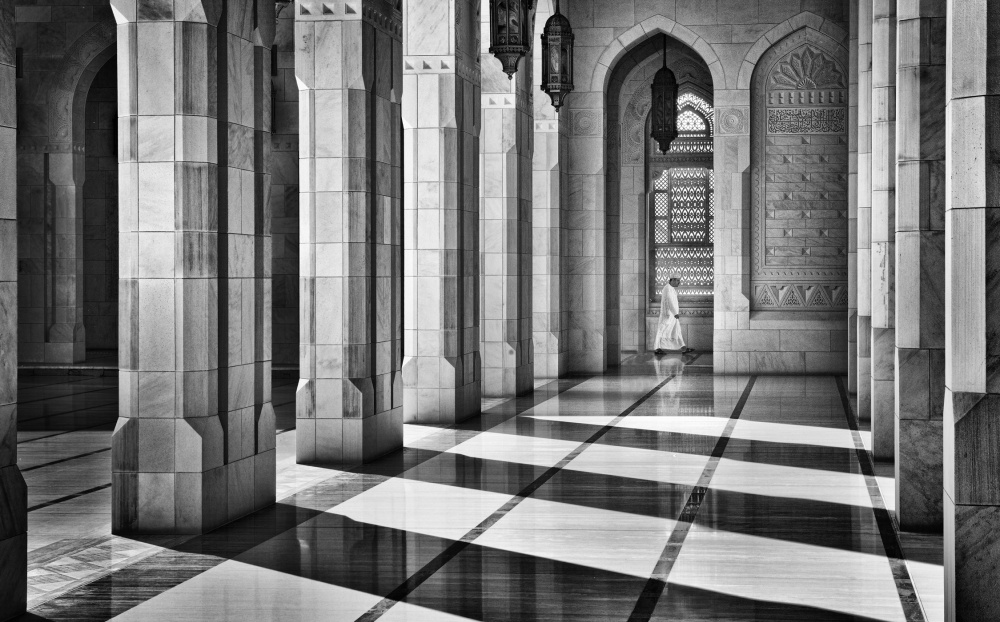 Shadows in the mosque von Izidor Gasperlin