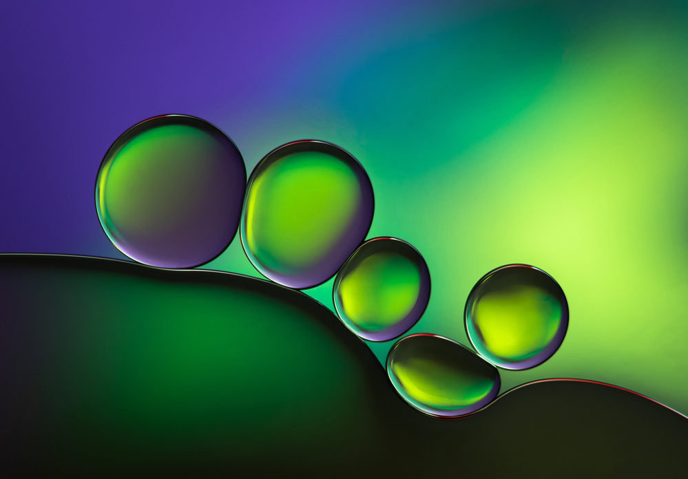 Bubbles in Green and Purple von Jacqueline Hammer