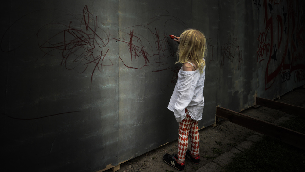 The girl with the red pen. von Jacques Montel