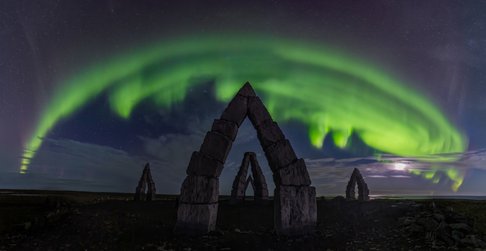 Green Shark Over Arctic Henge von James Bian