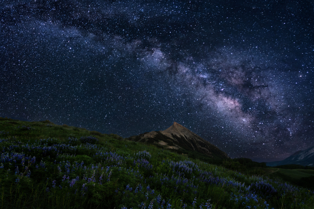 Night sky over a Mountain Ridge von James Cai