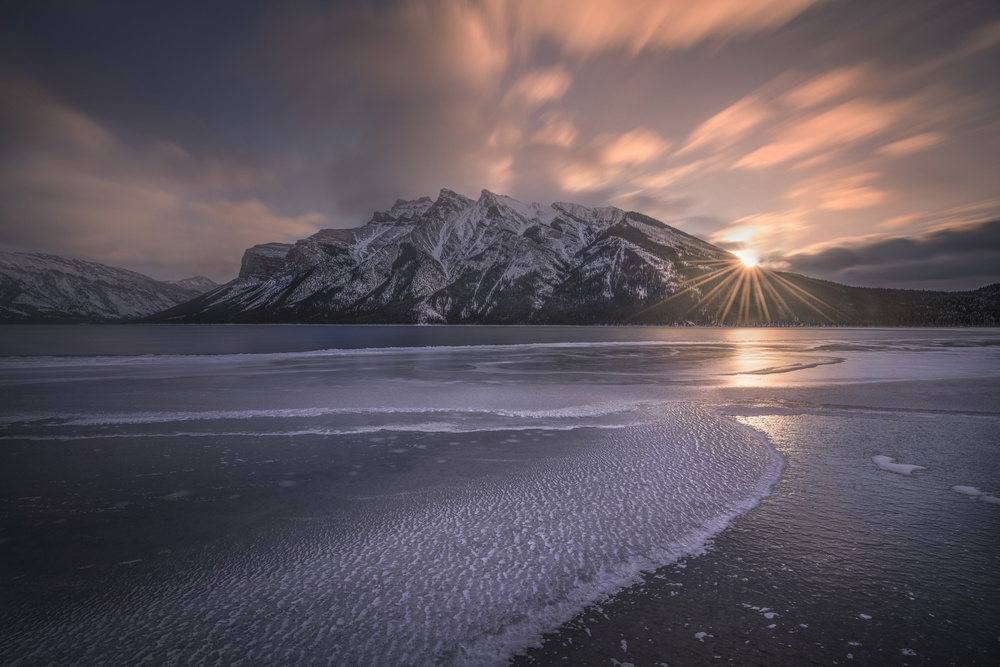 Lake Minnewanka in Winter von James S. Chia