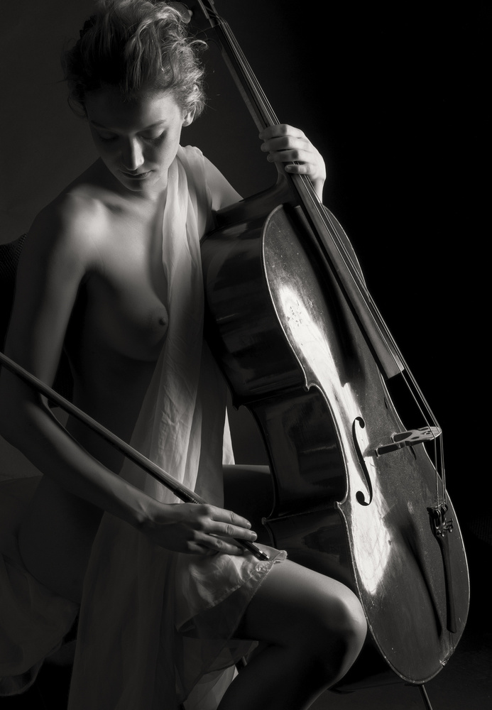 The Girl with Cello von James Yang