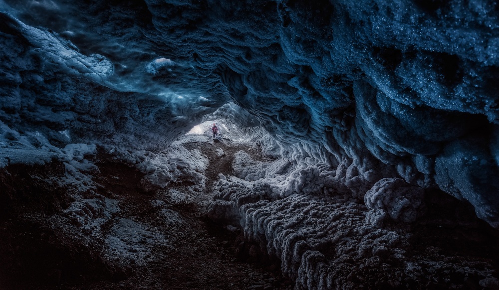 Exploring a Fronzen Blue World von Javier de la Torre