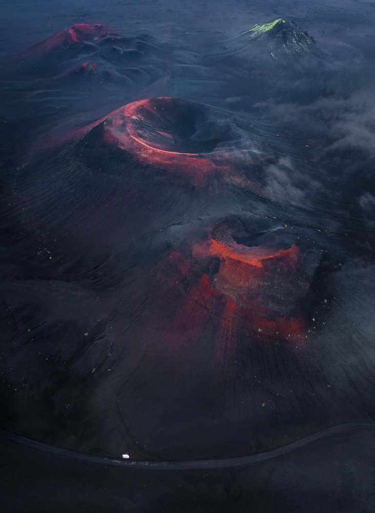 Flying Volcanoes von Javier de la Torre