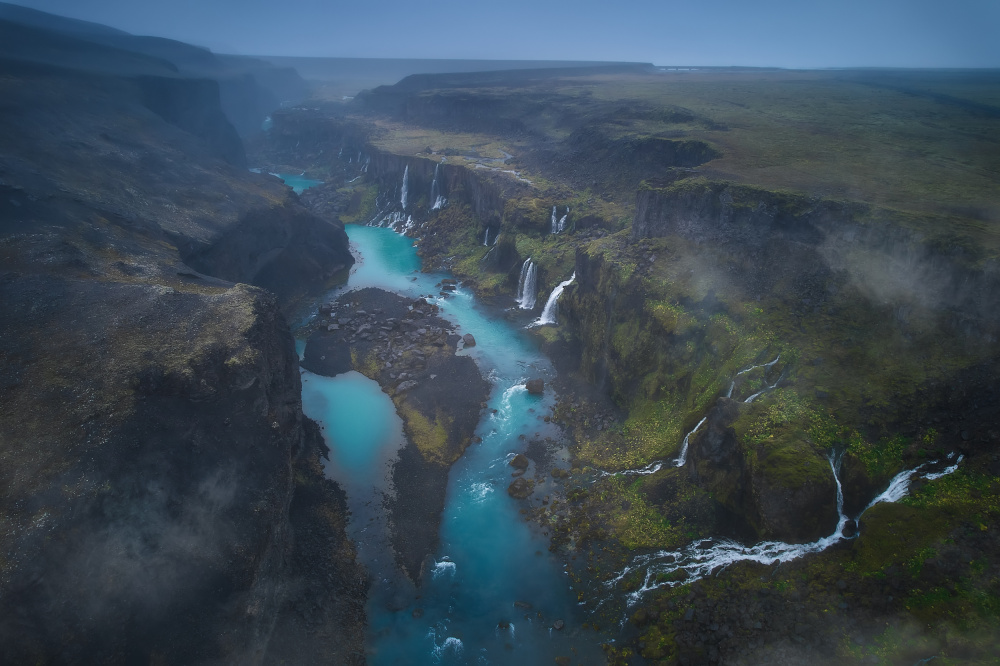 Land of Thousand Waterfalls von Javier de la Torre