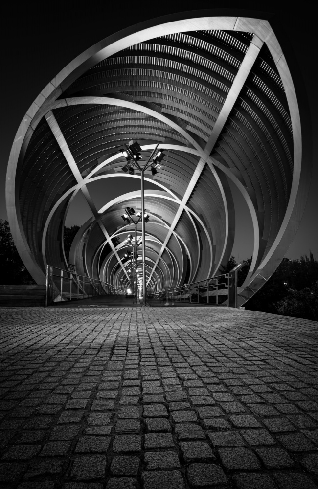 Puente Monumental at night von Jean Vandijck