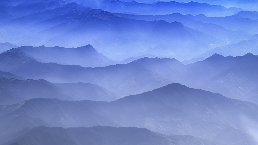 Misty Layers of Himalayan Mountains von JEETENDRA