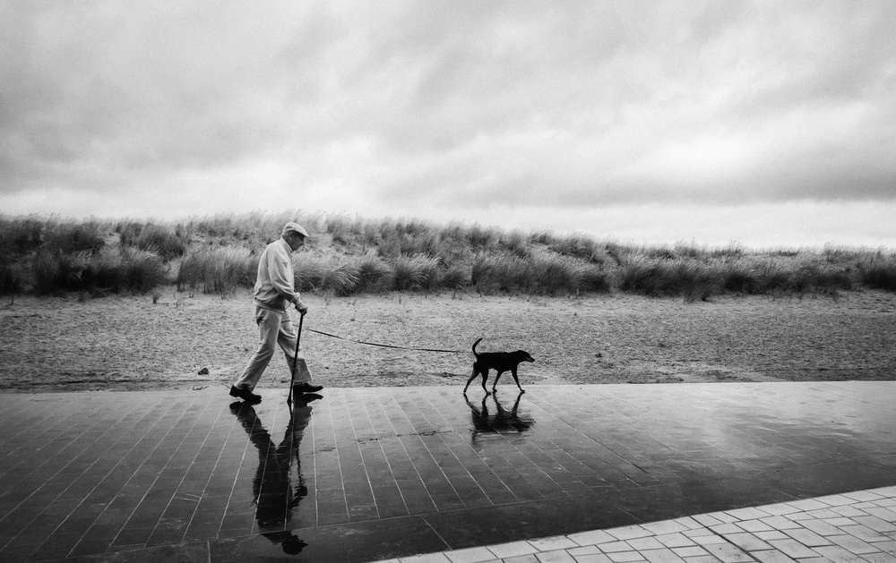 A man, a dog von Jef Flour