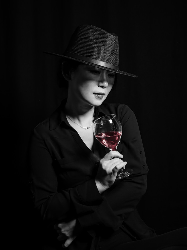 Woman and Wine von Jeff Wang