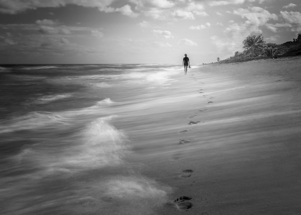 a walk by the waves von Jennifer Chen