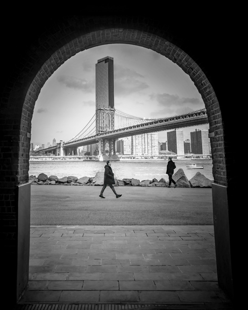 walking by the Brooklyn Bridge von Jennifer Chen