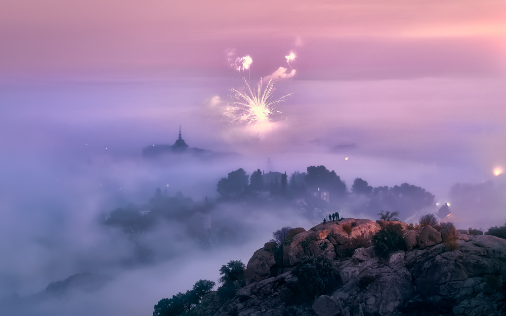 Misty Morning and Fireworks in Toledo City - Spain von Jesus M. Garcia