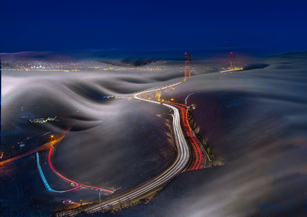 Golden Gate Bridge in Fog von Jiahong Zeng