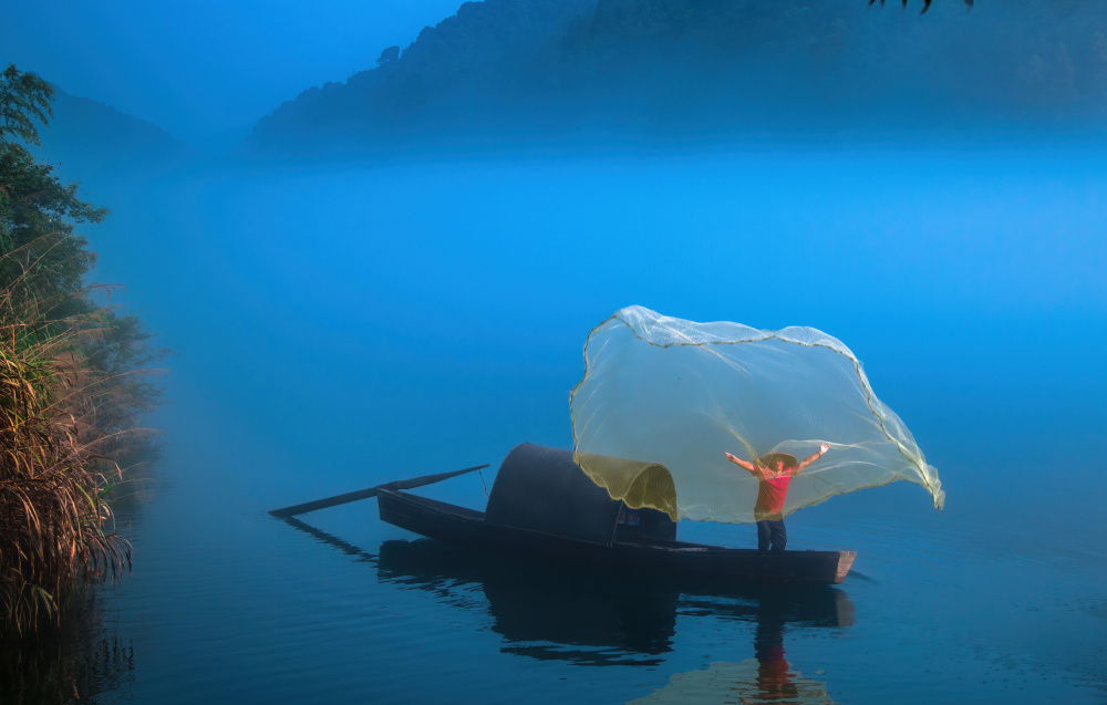 A fisherman in the morning von Jie Jin