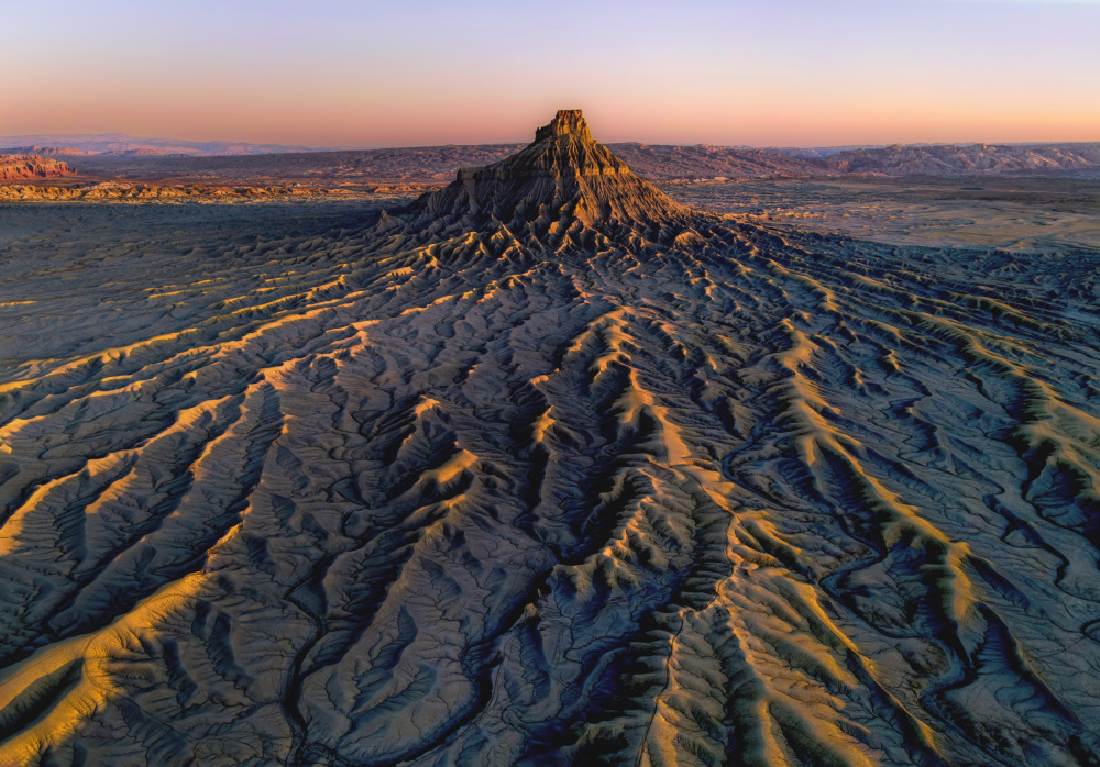 Factory Butte in sunrise von Jie Jin