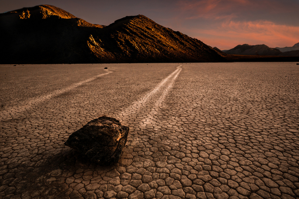 Rocks walking in sunset von Jie Jin