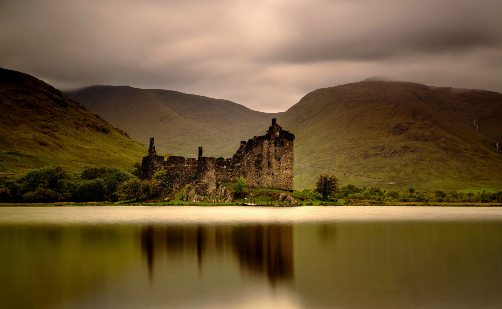 Kilchurn Castle in rain von Jie Jin