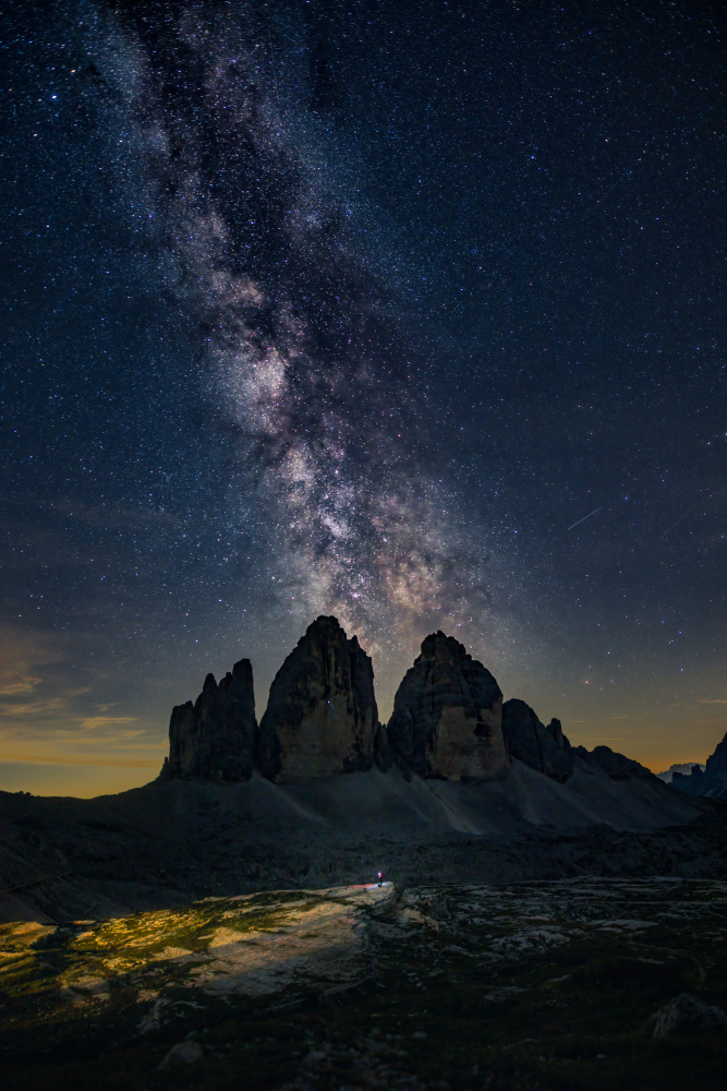 Galactic Dance Over Tre Cime Peaks von Jie Xiao