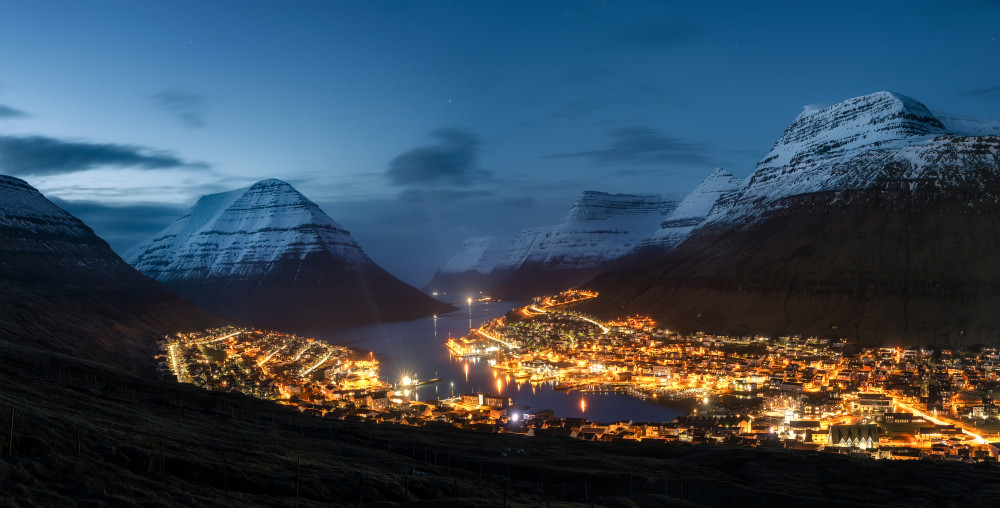 Small Town under Snow Mountain von Jingshu Zhu