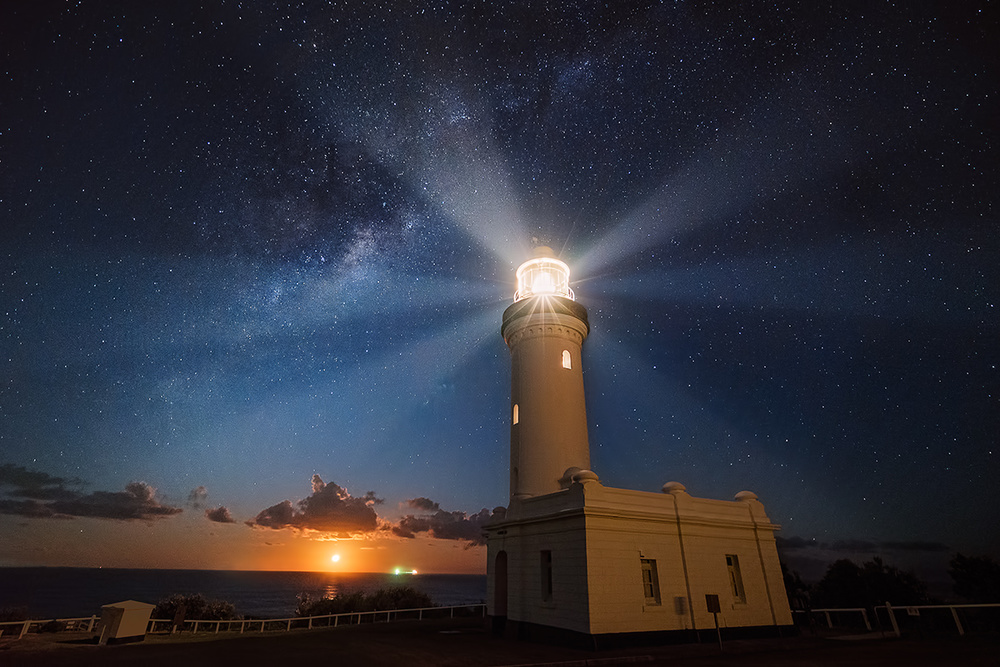 Moonrise and Lighthouse von Jingshu Zhu