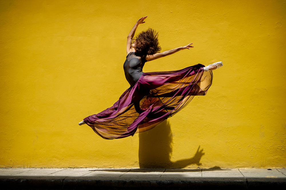 Ballet dancer jumping von Joan Gil Raga