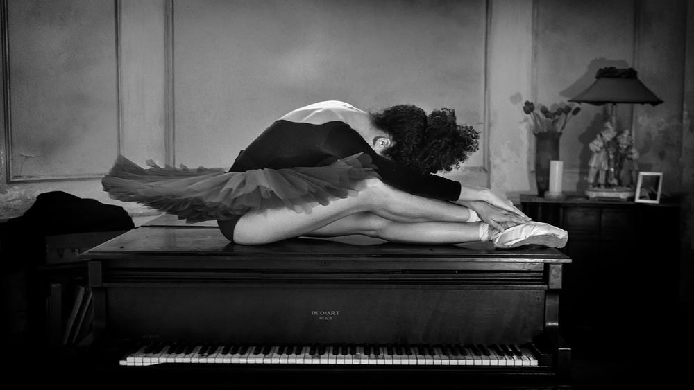 Brenda and piano von Joan Gil Raga