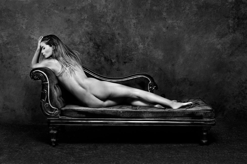 Lorena on the couch von Joan Gil Raga